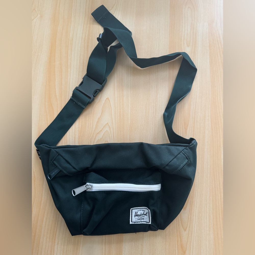 Herschel Supply Company Green Belt Bag
Color: Scarab
Type: Seventeen Hip Pack